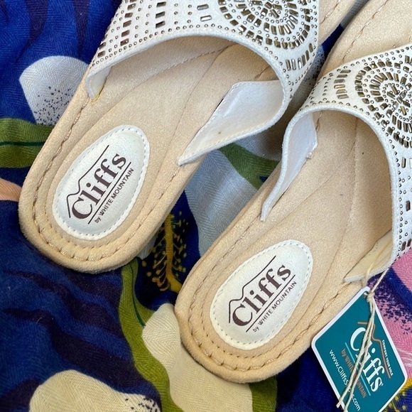 Brand New Cliffs Cienna Cushioned Footbed Low Wedge Thong Sandals Stone Design - Picture 3 of 13